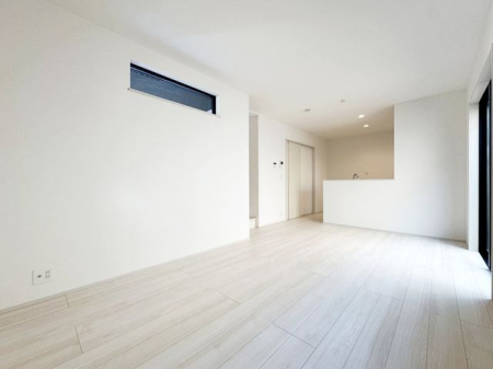 リビング ～Living～温かみのあるナチュラルテイストのLDK。のんびりくつろぐソファや、お食事を楽しむダイニングセットを置いても圧迫感はありません。