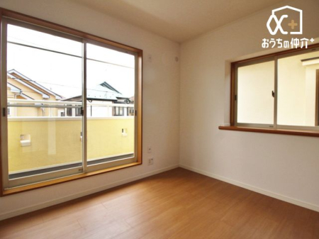 子供部屋 子供部屋にオススメな洋室の様子です。バルコニーに面しているため、換気もしやすい子供部屋。収納スペースもしっかりとございます。