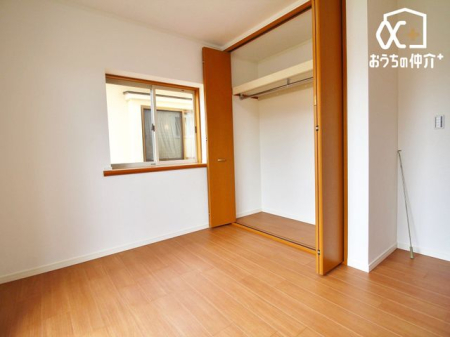 子供部屋 子供部屋にオススメな約5.3帖洋室の様子。大きめのクローゼットが付いているため、お子様の勉強道具・衣類・寝具等も便利に収納可能です。