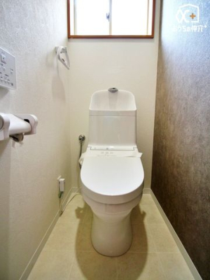 トイレ 小窓のある2階の温水洗浄便座付トイレです。