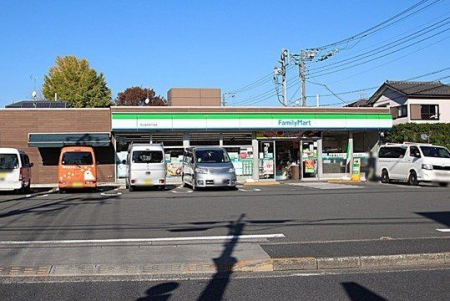 周辺環境 ファミリーマート花小金井4丁目店 徒歩5分。 380m