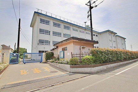 周辺環境 小平市立小平第六中学校 徒歩14分。小平第六中学校は令和3年度「創立50周年」 1090m