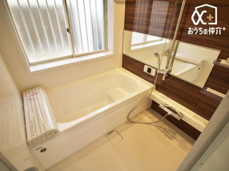 浴室 1日の疲れを洗い流すバスルーム。シャワー派の人もせっかくのゆったりバスタブの心地よさを味わってみては。きっと毎日、帰ってきてからの時間が一層楽しみになるはずです。