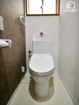 トイレ １階温水便座付きトイレの様子。小窓を空ける事で換気もしやすく、明るいトイレです！