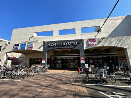 周辺環境 イオンフードスタイル小平店 徒歩7分。イオンフードスタイル　１階にドラックストア『ウエルシア』９時から22時やフードコート　2階には100円ショップ『ダイソー』家電の『ノジマ』が入っているので、暮ら…