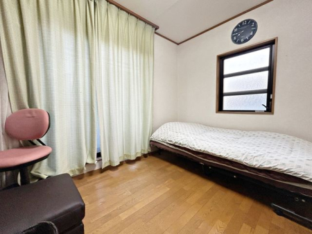 寝室 【2面採光の明るい洋室】二面採光で明るさもあります。広々とした居室で家具の配置も自由自在。