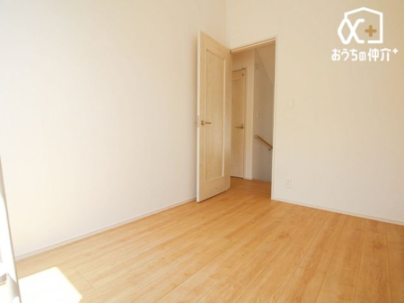 子供部屋 バルコニーに面しているため、換気もしやすい子供部屋。収納スペースもしっかりとございます。