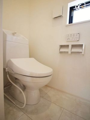 トイレ 小窓のある2階の温水洗浄便座付トイレです。