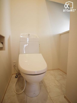 トイレ １階温水便座付きトイレの様子。小窓を空ける事で換気もしやすく、明るいトイレです！