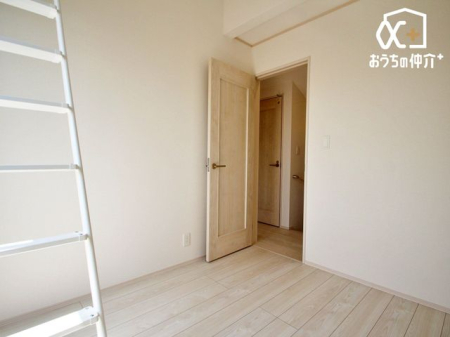 子供部屋 バルコニーに面しているため、換気もしやすい子供部屋。収納スペースもしっかりとございます。