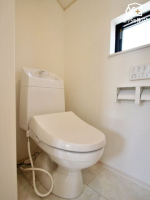 トイレ 小窓のある温水洗浄便座付トイレです。