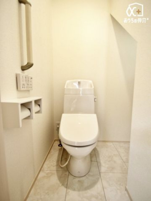 トイレ シンプルな内装のスッキリとした1階トイレです。