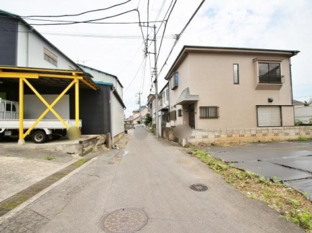 周辺環境 ドラッグセイムス新座南店 徒歩2分。営業時間は、9：00~21：45になります。駐車場が広く、薬はもちろんのこと、化粧品やシャンプー、飲み物やお酒、デザートまで幅広く販売しています。  130m