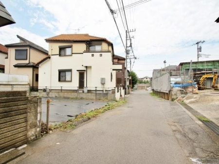 周辺環境 ファミリーマート新座馬場二丁目店 徒歩8分。営業時間：24時間 駐車場：有 600m