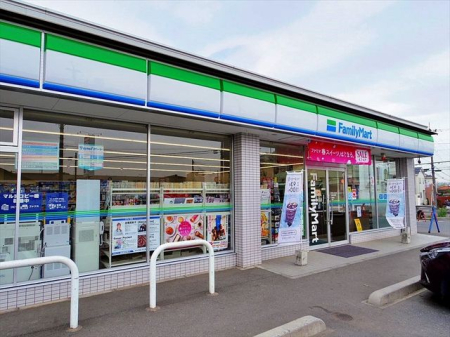 周辺環境 徒歩8分。【ファミリーマート入間春日町店】営業時間24時間。車椅子対応の駐車場。お支払い：クレジット カード。 580m