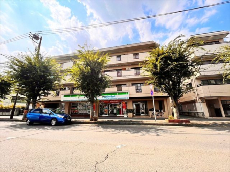 周辺環境 ファミリーマート みよし台店 徒歩8分。 570m