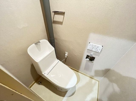 トイレ シンプルな内装のスッキリとしたトイレです。お手入れやお掃除が、簡単にできるシンプルなデザインのトイレです。