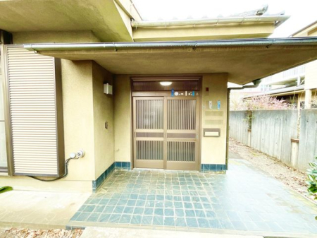 玄関 閑静な住宅地は、周囲の騒音も少なく、落ち着いた雰囲気です。