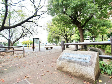 周辺環境 新座駅南口公園 徒歩13分。石組みの水辺がある公園。秋になると紅葉がとてもきれいなので、その中でピクニックをするのも風情があって良さそうですね！ 春にはお花見をしても素敵でしょう。きっと癒されること…