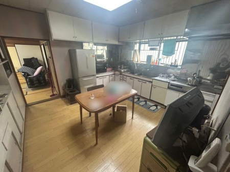 キッチン 使いやすく収納力あるＬ字型キッチン。整理しやすくお料理中でもすぐにお鍋や調理器具を出して使うことができます。独立した広々ダイニングキッチン！