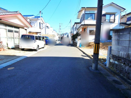 現地外観写真 車通りの少ない前面道路