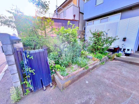 その他 庭付きの戸建てだからこそ、休日にガーデニングを楽しんだりお子様と遊ぶスペースにも最適。ちょっとした外時間に、心地よい風と緑を感じられる癒しの空間です。