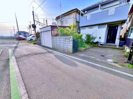 現地外観写真 落ち着いた住宅街の一角で、歩行者や車両との距離感も取りやすい安心の前面道路。敷地前面はフラットで、駐車や荷物の出し入れもスムーズに行えます。