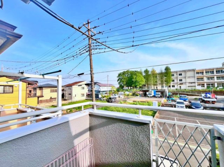 その他 南向きのため陽当たりが良く、晴れた日には爽やかな青空を望める眺望が魅力。2階バルコニーからは開放感ある景色が広がり、日々の暮らしに癒しを与えてくれます。