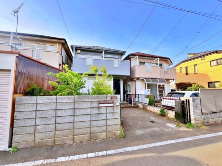 現地外観写真 南向きの立地を活かした外観は、日差しをしっかり取り込み開放感を演出しています。前面道路との接道がゆったりしており、車の出入りや駐車もスムーズに行えます。