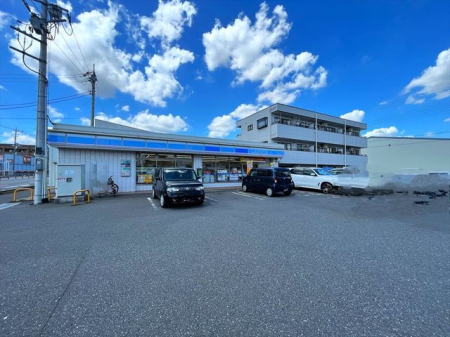 周辺環境 ローソン　東所沢和田1丁目店 徒歩8分。24時間営業なので、急なお買い物にも便利です。飲食物や軽い日用品を販売しております。駐車場；有 620m