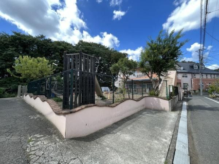 周辺環境 太陽園 徒歩13分。施設の建材には向くの木材に自然塗料を使用し、温度調整など、お子様の体にも配慮された施設でございます。 1040m