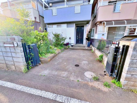 前面道路は幅約4mの公道で、車の出入りもスムーズ。運転が苦手な方にも安心。普通車サイズも対応可能な広さで、買い物やお出かけが多いご家庭にも便利です。