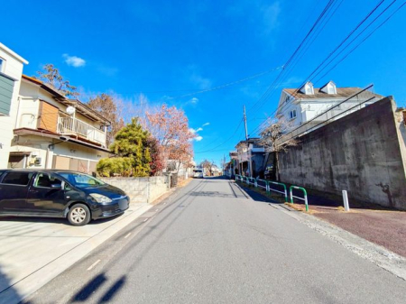 現地外観写真 前面道路は車通りが少なく出し入れしやすいです。