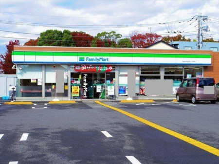 周辺環境 ファミリーマート所沢けやき台1丁目店 徒歩9分。24時間営業なので、急なお買い物にも便利です。飲食物や軽い日用品を販売しております。駐車場；有 710m
