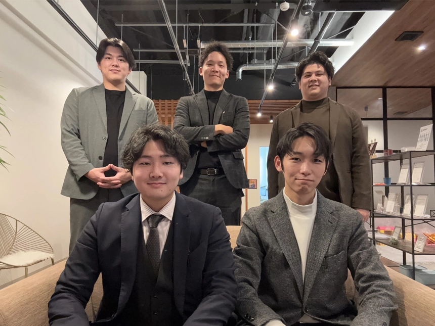 入間市の不動産屋おうちの仲介+(株式会社アークレスト)入間営業所スタッフ集合写真