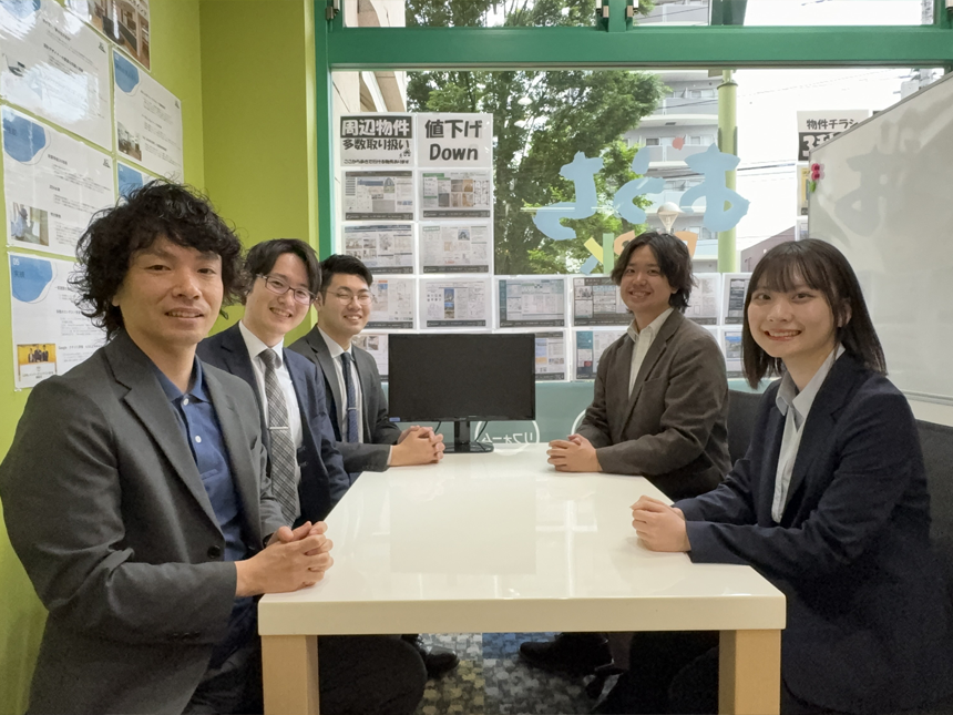 おうちの仲介＋（株式会社アークレスト）所沢営業所のスタッフ集合写真